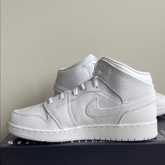 Air Jordan 1 Triple White (GS) - Picture 5 of 8
